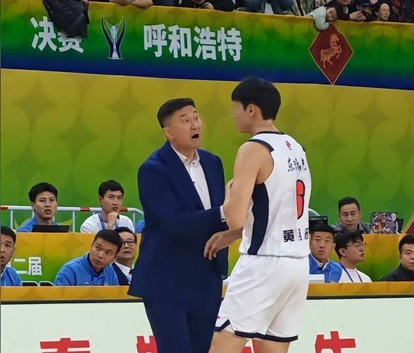 扶正张皓嘉+挤走黄明依！广东队大比分狂胜四川，杜锋用人被质疑