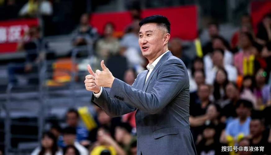 看到杜锋无人可用才想起黄明依，才知道小崔为啥这么久还打不出来